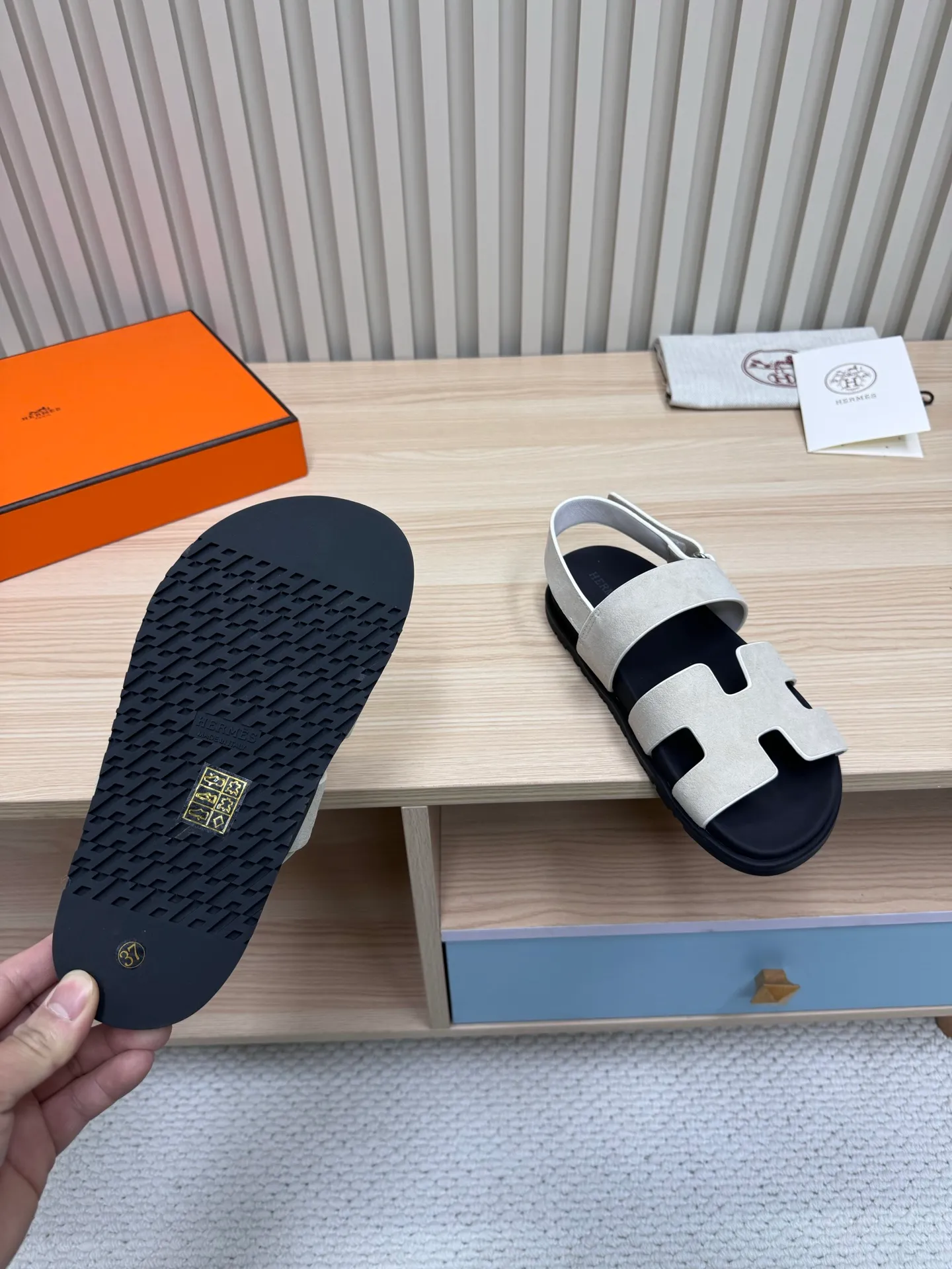 👟👟Ex-factory price 502👟👟Hermes🐎The extremely popular couple’s second uncle slippers/golden sandals and slippers, paired with various colorful socks, are so trendy!  ———————— Upper: imported cowhide/sheep leather/cloth/palmprint leather lining: imported cowhide/sheepskin outsole: Tpu non-slip and wear-resistant outsole Female size: 35-42 (40.41.42 non-returnable and non-exchangeable) Male code: 39-45 (45 non-returnable and non-exchangeable)